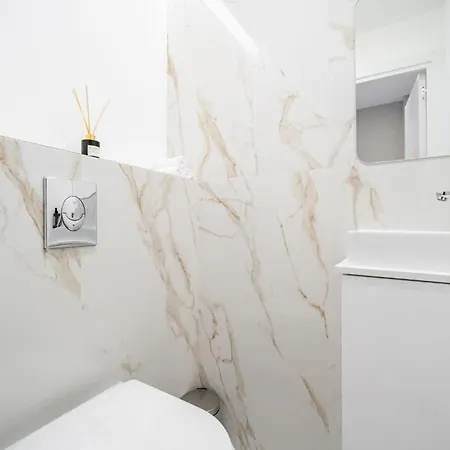 Modern Appartment, Central, 10 Min Walk To Apartment
