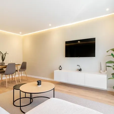 Apartment Modern Appartment, Central, 10 Min Walk To